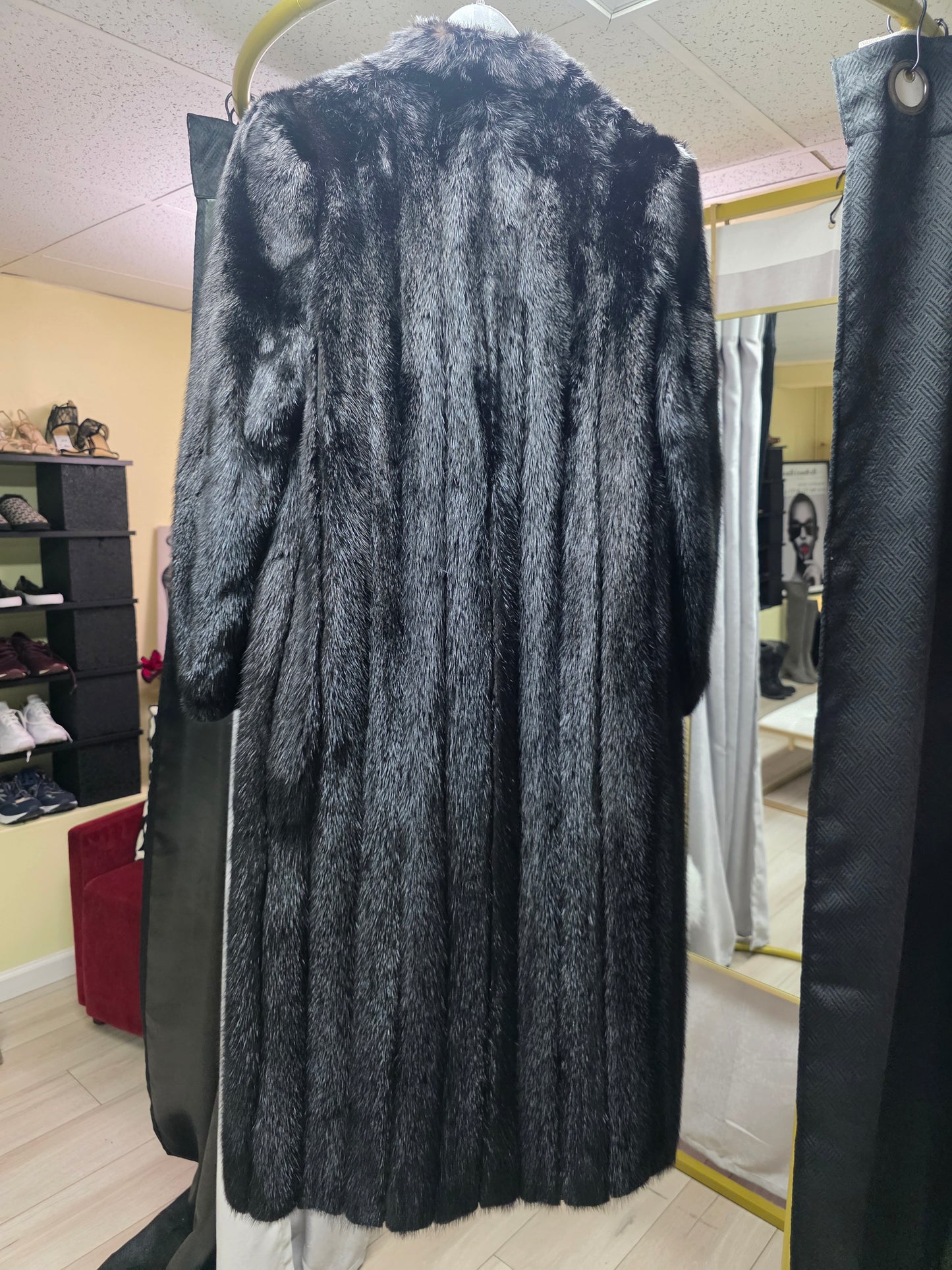 Black Vintage Full Length Mink Coat – Size 10