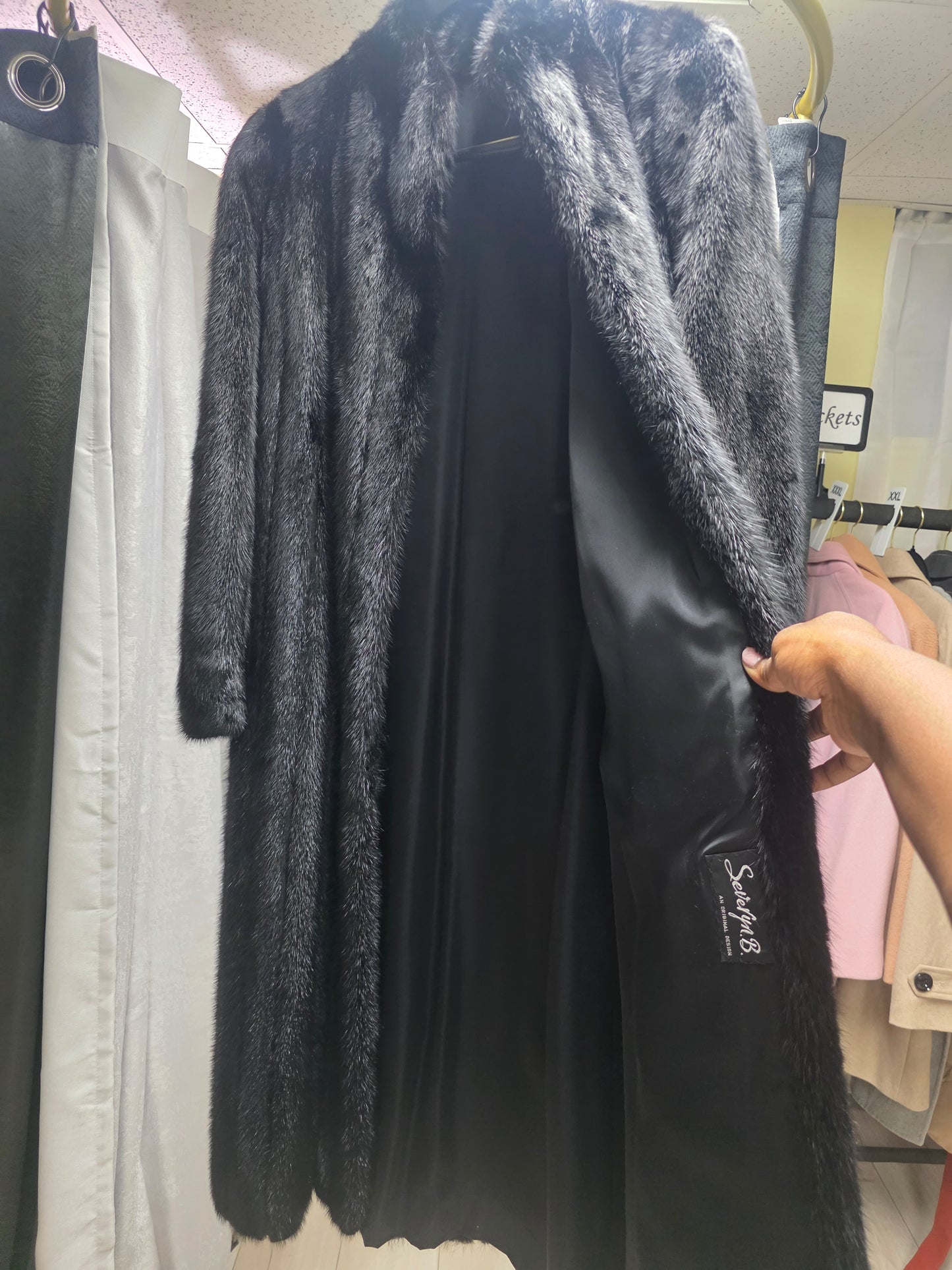 Black Vintage Full Length Mink Coat – Size 10