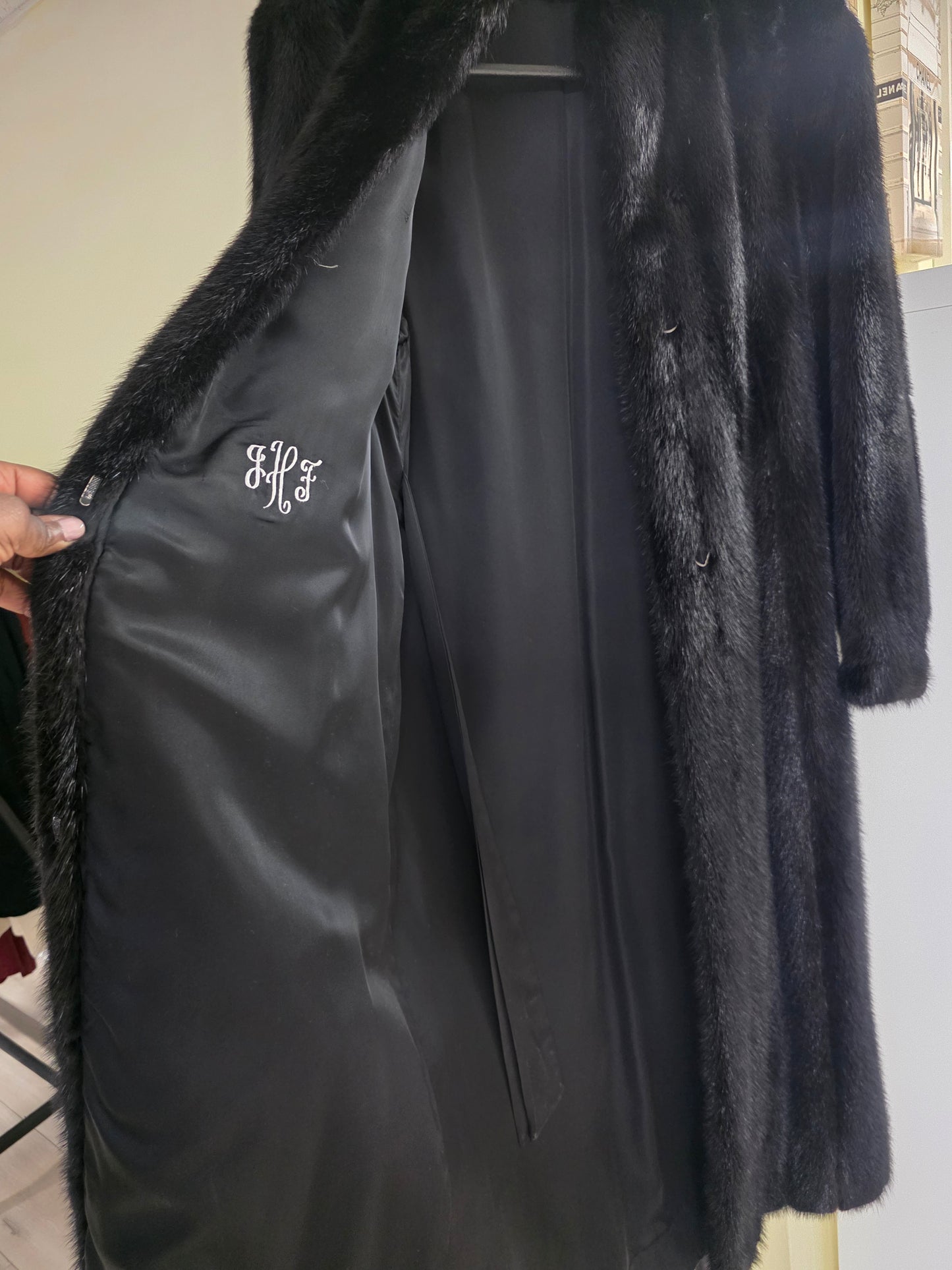 Black Vintage Full Length Mink Coat – Size 10