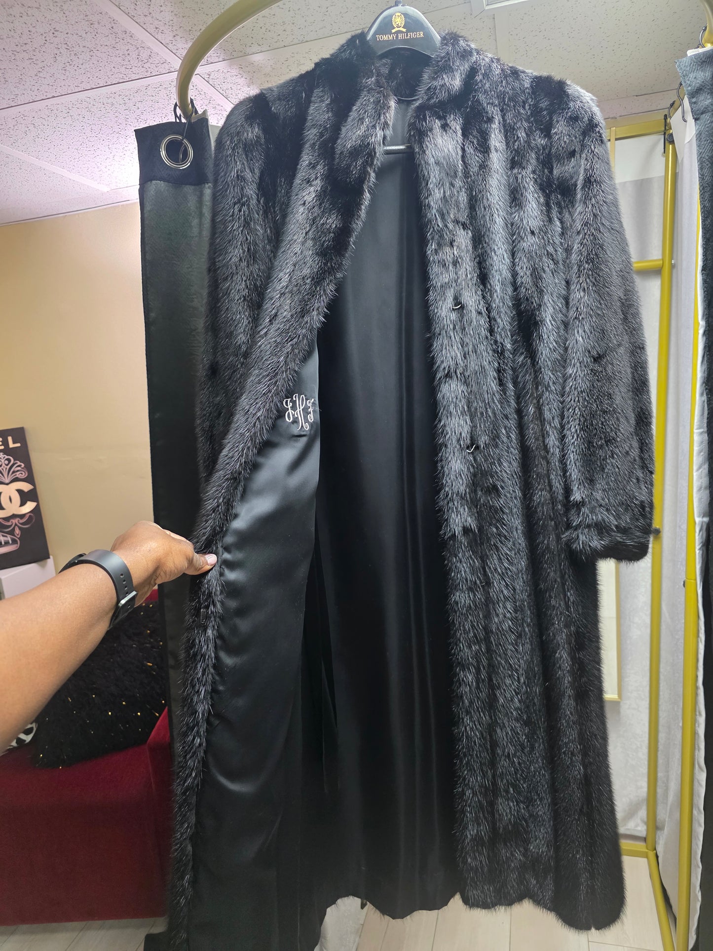 Black Vintage Full Length Mink Coat – Size 10